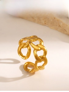 Gros plan sur la bague à maillons cubains dorés sur fond blanc avec pierre déco
