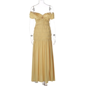 Détail de robe plissée jaune à col en V avec tissu texturé sur mannequin clair