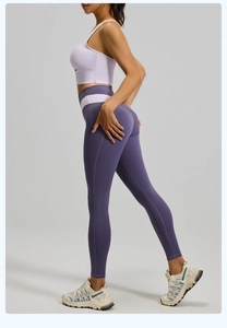 Détail d'un ensemble de sport avec soutien-gorge et legging à taille haute bicolore