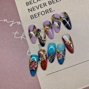 Faux ongles faits main avec motifs de roses 3D, chaînes dorées et couleurs vintage