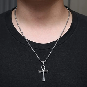 Gepolijste zilveren Ankh-kruis hanger ketting gedragen op zwart shirt voor heren en dames