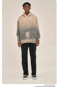 Detail van retro hoodie met kleurverloop, versleten kangoeroezak en 360g gewassen stof