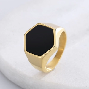 Anello a sigillo minimalista in acciaio inox dorato con finitura esagonale nera