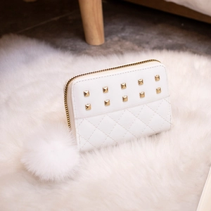 Portefeuille blanc matelassé avec clous dorés et pendentif pompon doux élégant