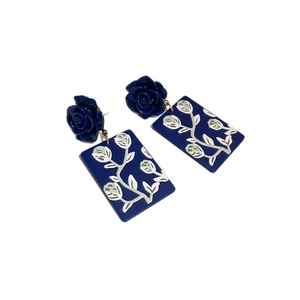 Ohrringe mit dunkelblauen Rosen und floralem Harz-Anhänger im Vintage-Stil