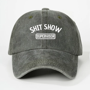 Détail de la casquette en coton délavé gris avec texte imprimé Shit Show Supervisor