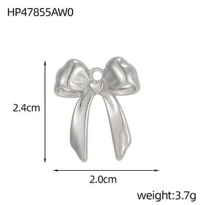 Détails du pendentif papillon argenté avec dimensions 2,4cm x 2,0cm et poids de 3,7g