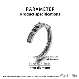 Dettaglio della testa di drago scolpita su bracciale in acciaio di misura 59x17 mm