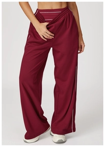 Détail du jogging bordeaux à jambes larges avec taille double couche et rayures latérales