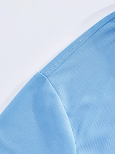 Gros plan sur le tissu piqué bleu clair montrant la texture alvéolée et la couture