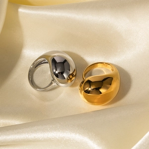 Anelli chic in acciaio inossidabile oro 18K e argento su sfondo di seta morbida