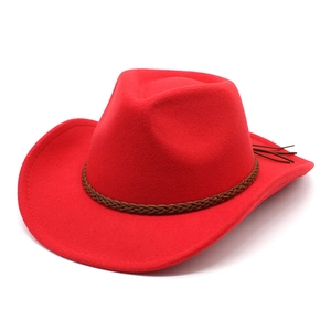 Vue détaillée du chapeau de cowboy en laine rouge avec bande tressée et franges