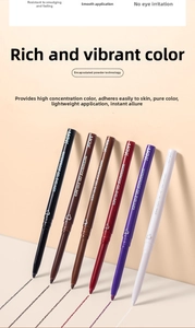 Campioni dettagliati di 6 colori di matite gel eyeliner waterproof su fondo beige