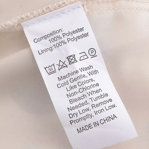 Détail de la texture du tissu polyester et étiquette d'entretien avec instructions de lavage