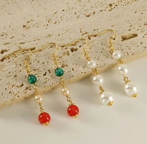 Détail de crochets en or 18k avec perles d'agate verte et boucles d'oreilles perles