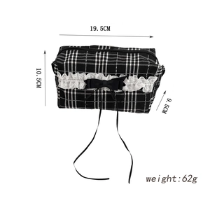 Détail de la trousse à carreaux avec dentelle, nœuds et dimensions 19,5x10,5x9,5cm