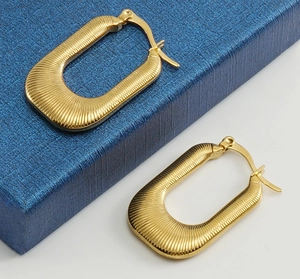 Macro shot of 18K gold-plated stainless steel U-shaped earrings with ribbed texture