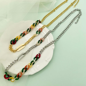 Dettaglio della collana a catena oro e argento con maglie in resina acrilica multicolore