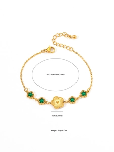 Detail showing clover flower bracelet dimensions 16cm plus 3.5cm extension chain