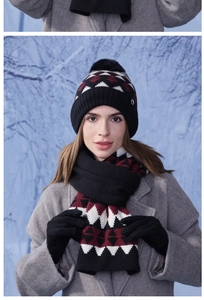 Detailansicht des Winter-Stricksets mit geometrischem Muster und flauschigem Bommel