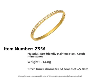 Dettaglio macro di bracciale rigido dorato con pietre ceche, 5,8 cm di diametro