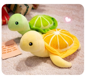 Gros plan des peluches tortues citron et orange avec motif de tranche de fruit