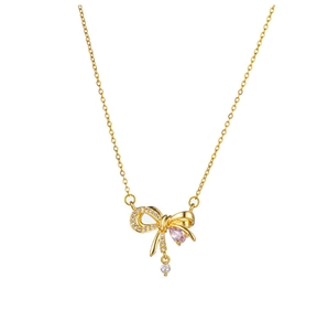 Détail d'un pendentif nœud avec pierre rose en goutte d'eau sur chaîne dorée