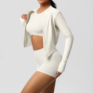 Détail de l'ensemble de yoga blanc avec veste zippée à manches longues et short de sport