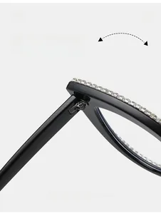Dettaglio della cerniera in metallo di occhiali da sole cat-eye con strass lucidi