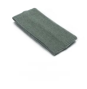 Détail de la texture en maille côtelée d'un bandeau de sport de couleur vert sauge
