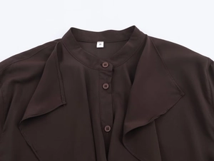 Dettaglio camicia marrone scuro con colletto alla coreana, volant e abbottonatura