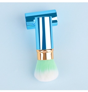 Détail du pinceau de maquillage rétractable avec finition bleue et poils dégradés