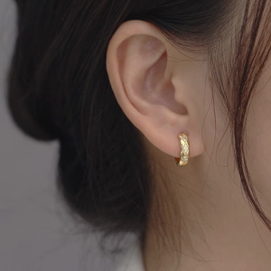 Elegant 925 sterling silver gold-plated geometric diamond hoop earrings with quilted pattern
