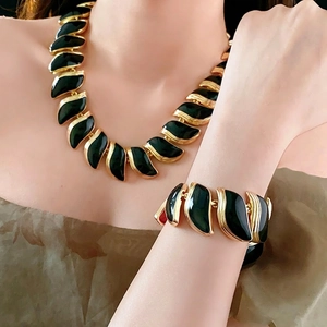 Vintage leaf-shaped gold necklace and bracelet set with dark green enamel accents