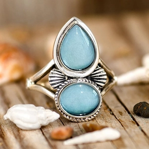 Anello vintage in argento con pietre blu su decorazione di conchiglie e legno