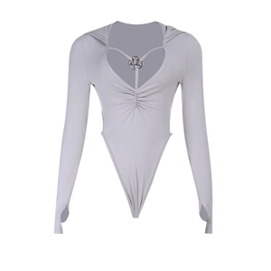 Détail d'un body à capuche gris avec découpe au décolleté et accessoire pendentif étoile