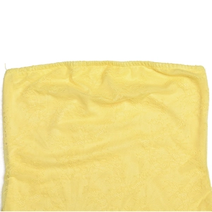 Détail de la dentelle jaune montrant les motifs floraux et la texture du tissu