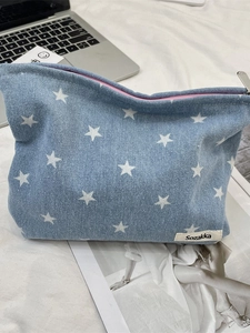 Trousse à maquillage en jean bleu avec étoiles et fermeture éclair rose style chic