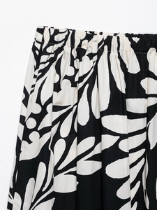 Détail de la taille élastique et de l'imprimé floral noir et blanc sur cette jupe
