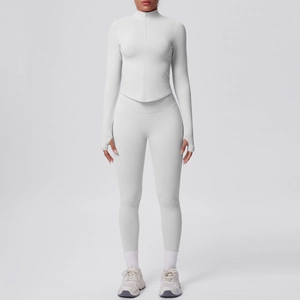 Dettaglio del set yoga con fori per i pollici, zip a collo alto e leggings a vita alta