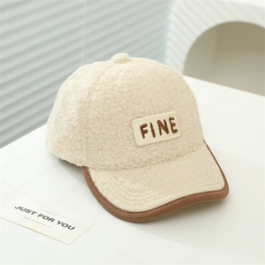 Détail de la casquette sherpa avec broderie FINE et texture douce en polaire teddy