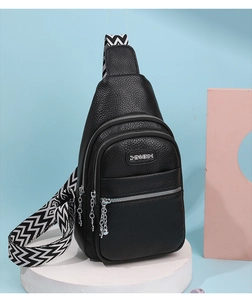 Dettaglio del borsello monospalla nero in pelle PU con trama litchi e tracolla zigzag