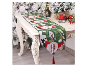 Détail du chemin de table de Noël avec broderie festive, pompons et motif HO HO HO
