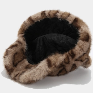 Vista dettagliata del cappello in ecopelliccia leopardata con fodera interna trapuntata