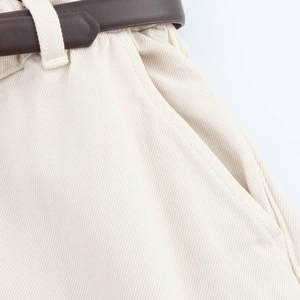 Pantaloncini a vita alta in twill di cotone beige con tasche laterali e cintura marrone
