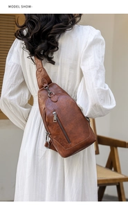 Présentation mode d'un sac de poitrine vintage en cuir PU marron avec zips argentés