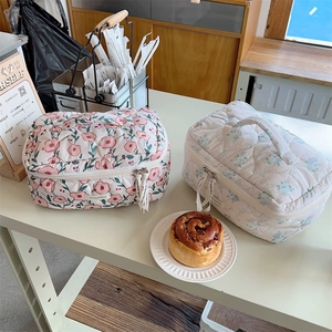 Trousse de toilette matelassée à fleurs, grande capacité pochette de rangement de voyage.