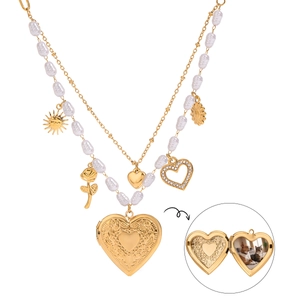 Collier multicouche doré avec chaîne de perles, pendentifs fleur et médaillon en cœur