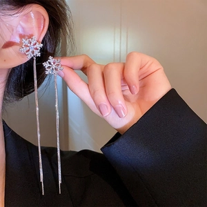 Détail d'une boucle d'oreille flocon de neige en argent avec pampilles et zircons