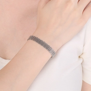 Détail du bracelet tennis multicouche en acier inoxydable tissé sur le poignet